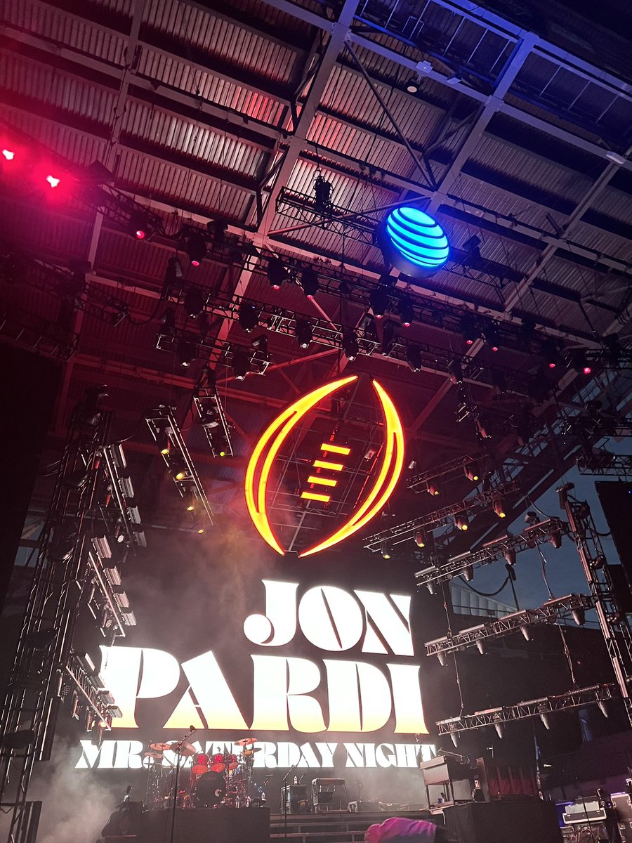 Wrapped up #ATTPlayoffPlaylist last night in H-Town with Megan Mooney, @jakeowen & @JonPardi 👏🏻👏🏻 @STXspeaks @LuisSilva_STX @jessermontez #lifeatatt #CFBplayoff