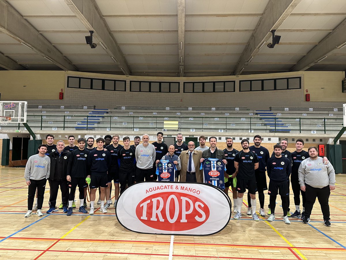 🤾🏻‍♂️ ¡Así da gusto empezar el año! Hemos recibido la grata visita de <a href="/EnriqueColilles/">EC</a> y #VíctorLuqueNavas, de <a href="/fTROPS/">TROPS</a>, nuestro patrocinador principal, para dar ánimo a la plantilla, cara a los próximos compromisos ligueros.
¡Gracias!
¡Vamos, #Trops!
¡Vamos, #Màlaga!

#LaSumaDeTodos