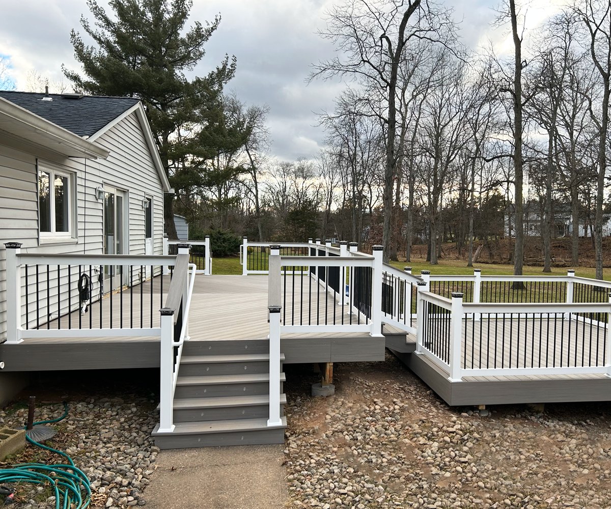 PhoenixPVC's tweet image. Find your balance of form and function with beautiful, high-quality railing. This gorgeous installation of a Deck Over with Round Black Aluminum Balusters by Campbell's Construction LLC creates more usable space on this deck with a stylish touch.

#BlackAluminum #Balusters #Round