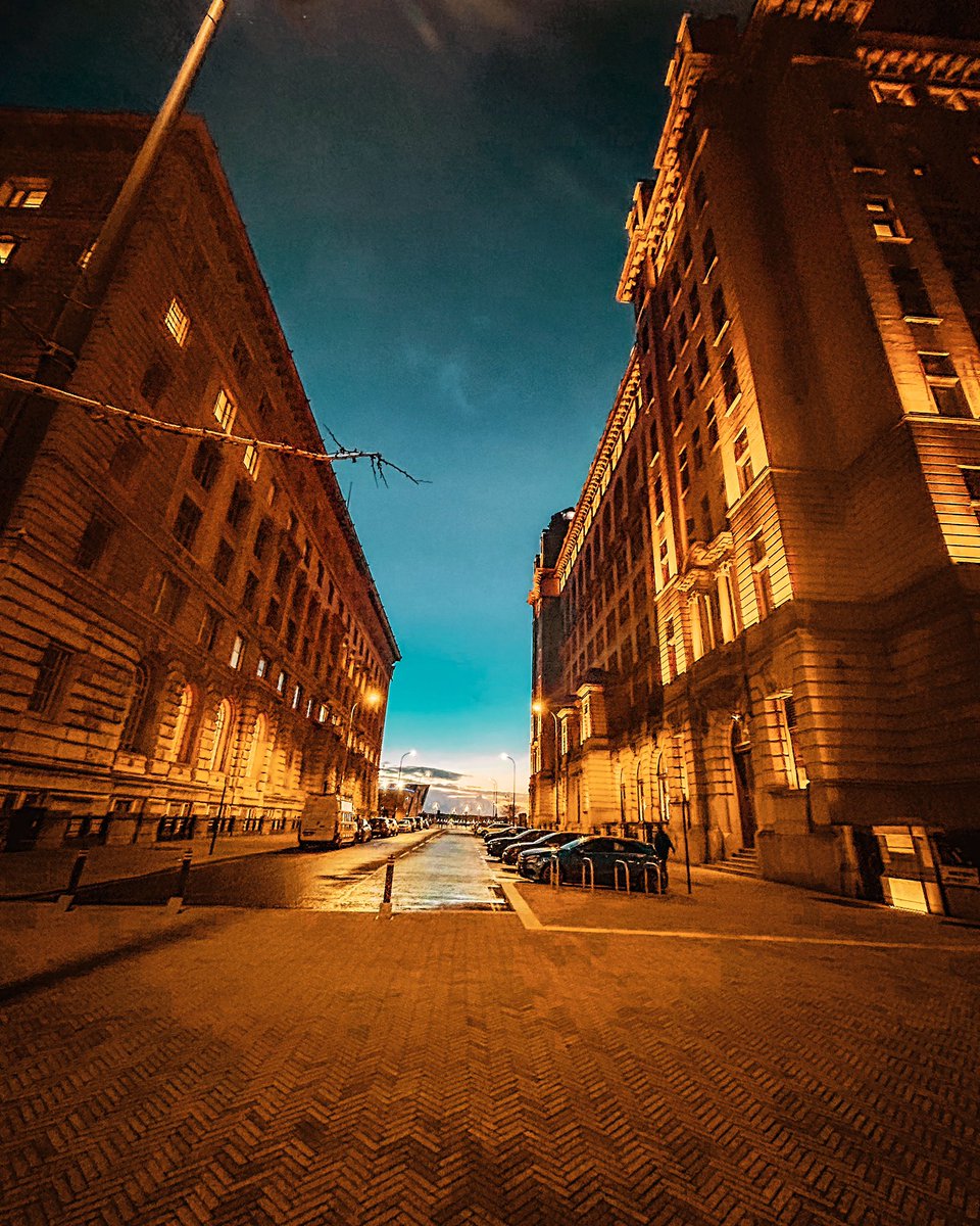 LifeinPhotosJen's tweet photo. Always look up ✨📸

#Photography #Photo #Liverpool #LifeInPhotos  #Camera #Canon #LiverpoolPhotography #photosofliverpool #liverpoolarchitecture #threegraces #cunardbuilding #portofliverpoolbuilding https://t.co/iJyKTZkgrF