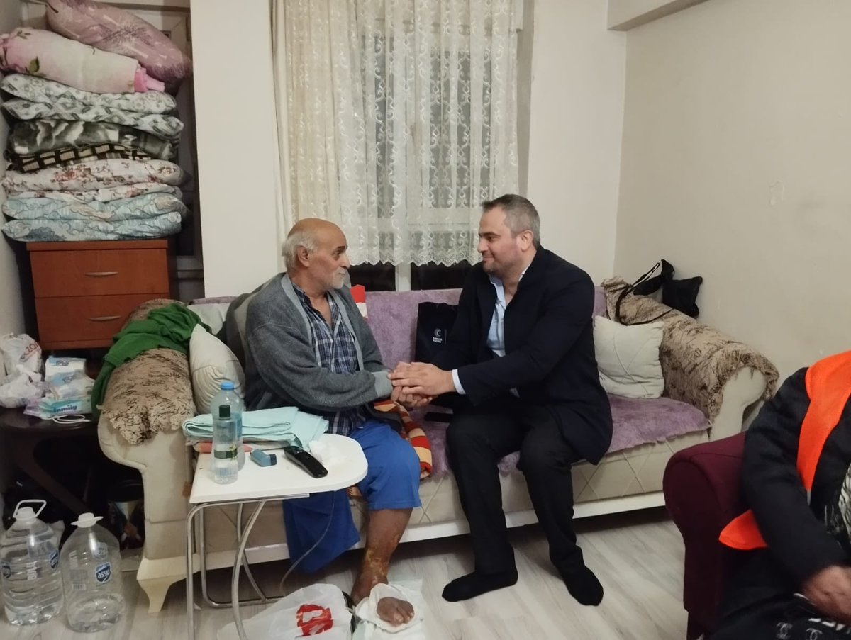 sinanayazoglu61's tweet photo. Üsküdar Murat reis mahallemizde vatandaşlarımızı ziyaret etmeye devam ediyoruz . 💡💡💡

Önce insan anlayışı ile Üsküdar’lı komşularımızı dinlemeye ve sorunlarını çözmeye gayret gösterip kıymetli belediye başkanımız @hilmiturkmen34 ve değerli ilçe başkanımız @demir_erdem ‘in selamlarını ilettik 🇹🇷

İyi ki Üsküdar var 🇹🇷

#yenidenistanbul