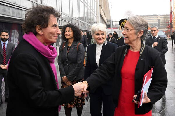 Casimir_Noir's tweet photo. La #LogePédo remercie #ElisabethBorne pour ses bons et loyaux services. On rappelle que #Lisbette avait fait ses débuts comme conseillère au ministère de l'#EducationNationale auprès de #LionelJospin puis de #JackLang (au bon vieux temps du #PartiSocialiste) https://t.co/mkYnlOtghv