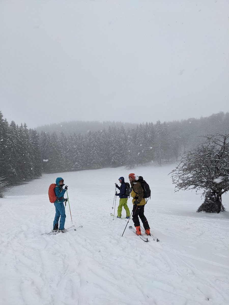 meteoema's tweet photo. Arantzazuko santutegitik atera eta 950 metrotatik gora gozatu earra bota genuen atzo. Bideoa Tellaskakuetatik (1179m) behera da. https://t.co/XKDt1Omkf4