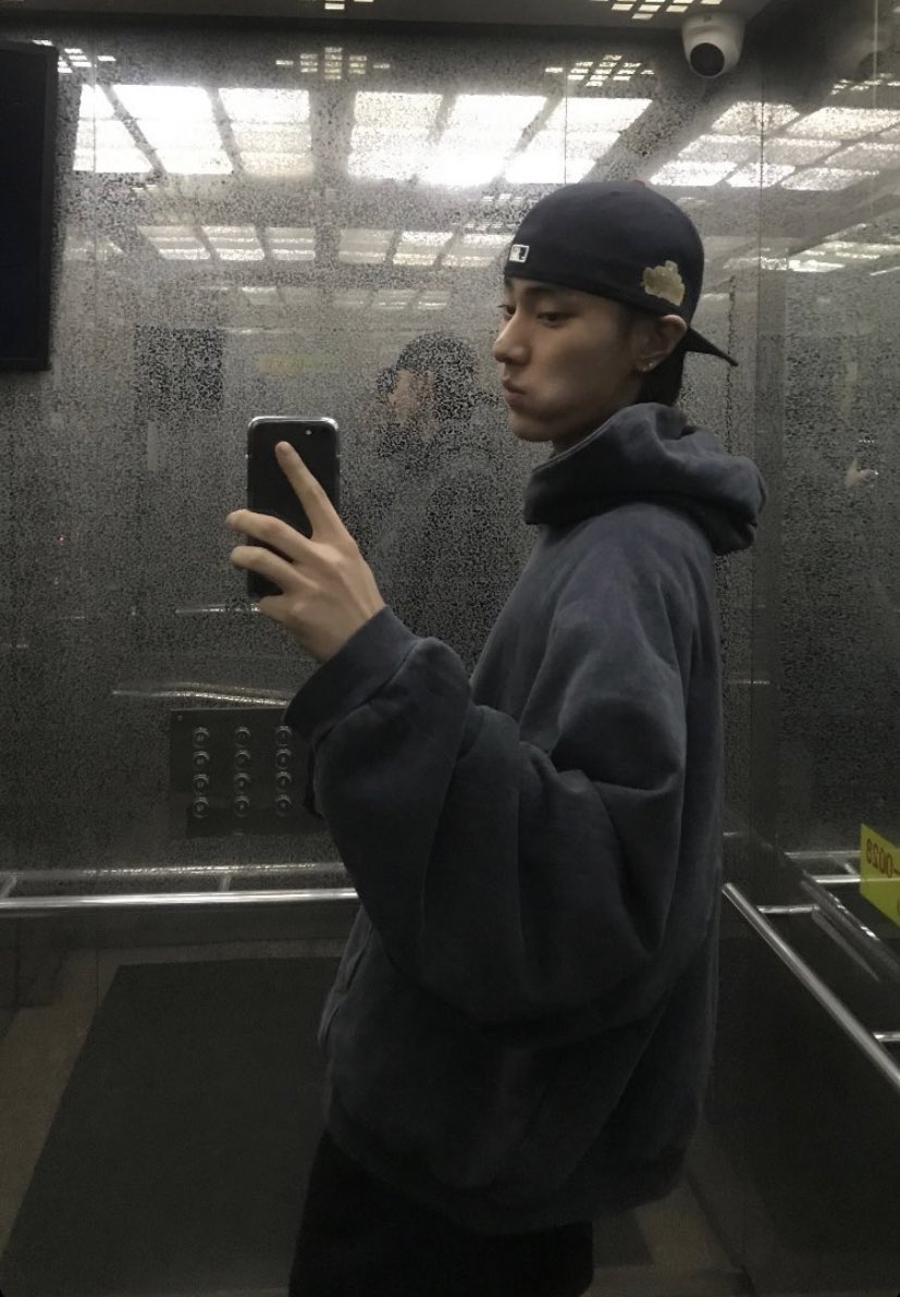dongkyulover's tweet photo. what is up with him oh my god he looks so good https://t.co/6jukCDrup2