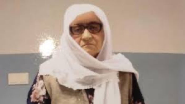 Ağır hasta Hanife Arslan 2 gün arayla 2 defa hastaneye kaldırıldı. Van T Tipi Cezaevi'nde bulunan 76 yaşındaki ağır hasta mahpus #HanifeArslan ilerleyen yaşına ve ciddi sağlık sorunları yaşamasına rağmen tahliye edilmiyor. #HastaMahpuslaraÖzgürlük @BinlerceAysel