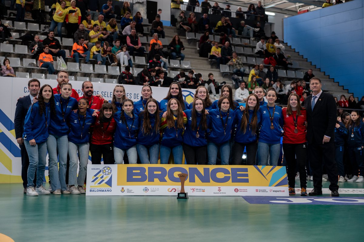 EsportGironi's tweet photo. HANDBOL-La palafrugellenca Anna Rocas i la sarrianenca Aina Soler, medalla de BRONZE en el Campionat d'Espanya Cadet.
La selecció catalana va pujar el podi després de superar Euskadi (35-27).
#CESA2024CAT #HandbolCatalà https://t.co/60UALSQ1BH
