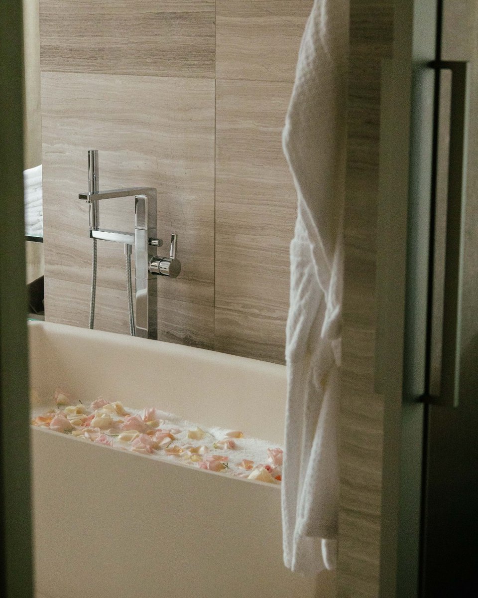 FSToronto's tweet image. Soak up good vibes with a little sprinkle of self-love. Explore our Spa Boutique to enhance your wellness experience during your stay. #FSToronto #FourSeasons #FSWellness #NationalBubbleBathDay #WellnessDay #SelfCare​ #Toronto