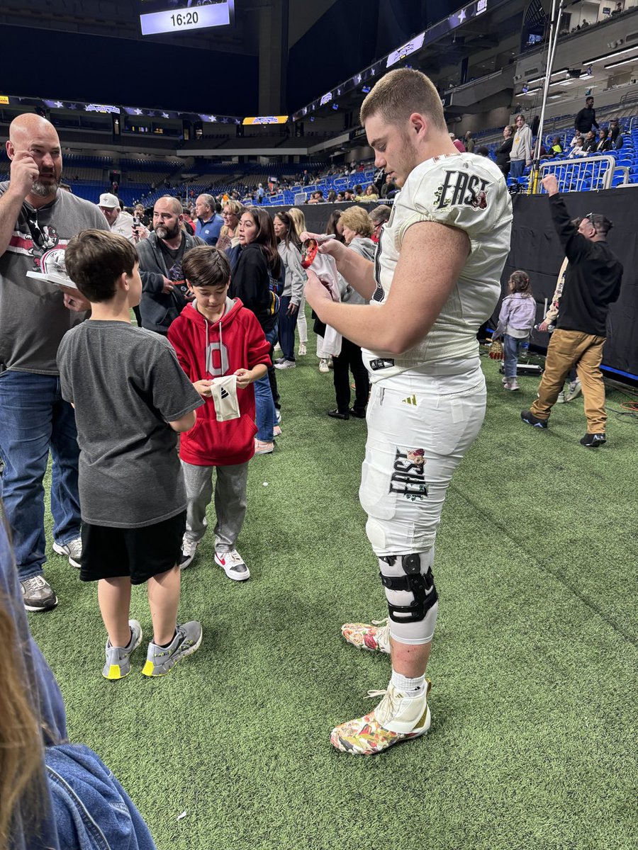sherrimoore272's tweet image. What a whirlwind! Ian graduated HS, competed at ⁦@AABonNBC⁩. He connected with new teammates, built new friendships, signed autographs for some young ⁦@OhioStateFB⁩ fans, and today is a college freshman. ⁦@IanMoore2024⁩. #proudmomma