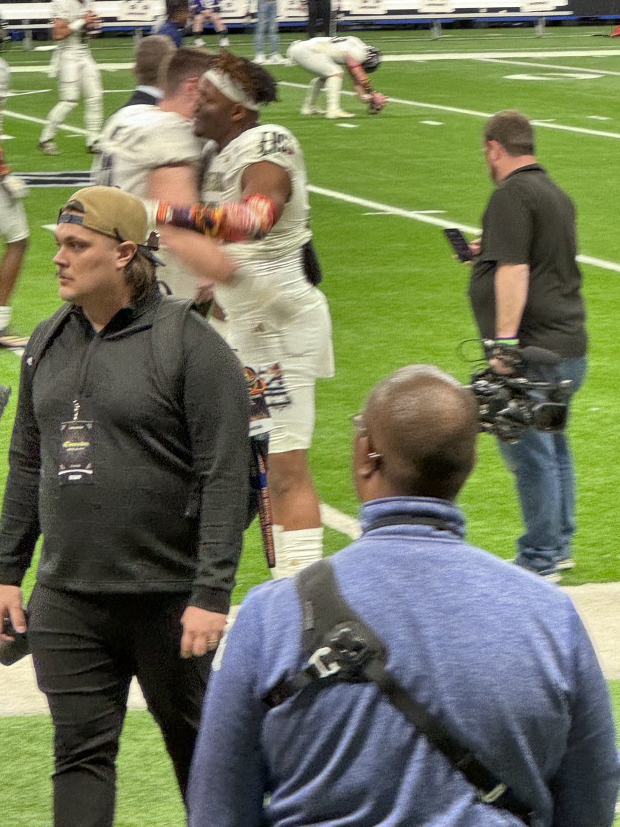sherrimoore272's tweet image. What a whirlwind! Ian graduated HS, competed at ⁦@AABonNBC⁩. He connected with new teammates, built new friendships, signed autographs for some young ⁦@OhioStateFB⁩ fans, and today is a college freshman. ⁦@IanMoore2024⁩. #proudmomma