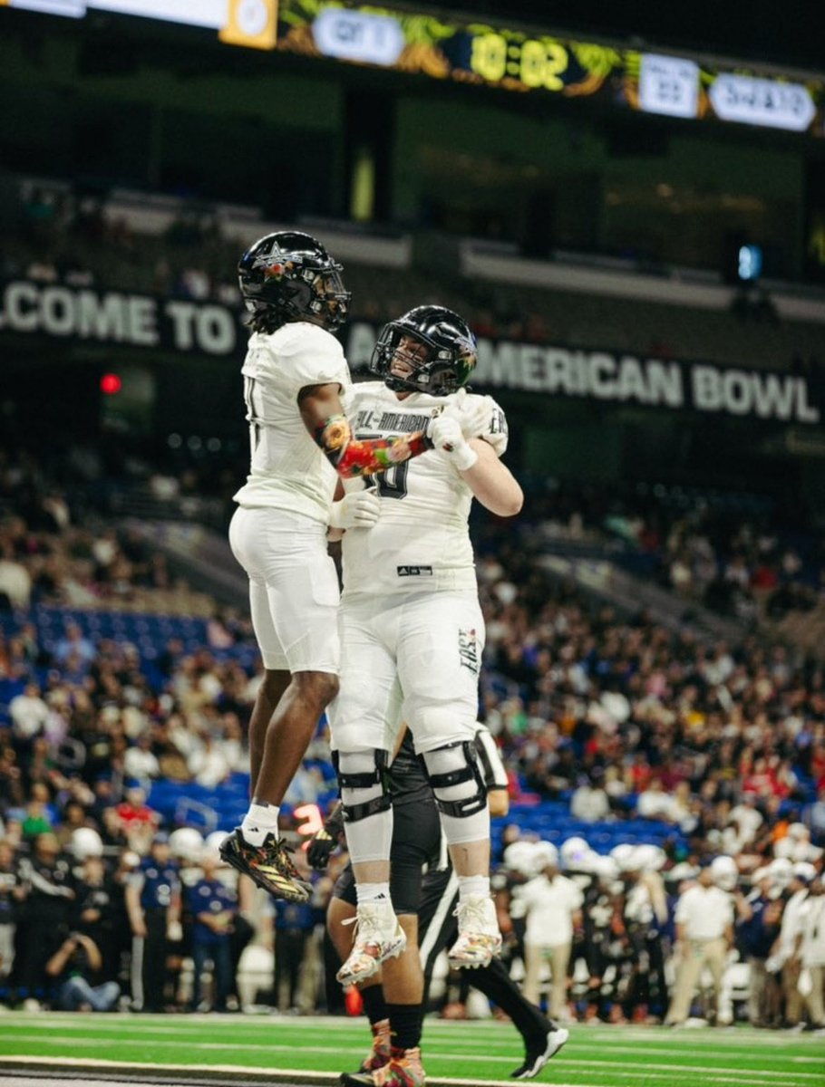 sherrimoore272's tweet image. What a whirlwind! Ian graduated HS, competed at ⁦@AABonNBC⁩. He connected with new teammates, built new friendships, signed autographs for some young ⁦@OhioStateFB⁩ fans, and today is a college freshman. ⁦@IanMoore2024⁩. #proudmomma