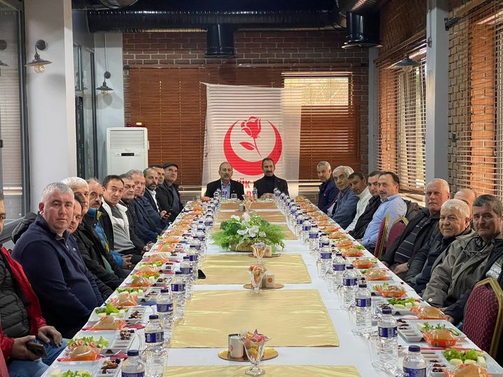 Balıkesir Teşkilatında geçtiğimiz günlerde önceki dönem İl başkanı Zeki Uçar ile başlayan istifa depremi bu gün gelen haberle devam etti.
Ve yaklaşık 1000 kişilik partili teşkilatları ile birlikte partilerinden istifa etti.