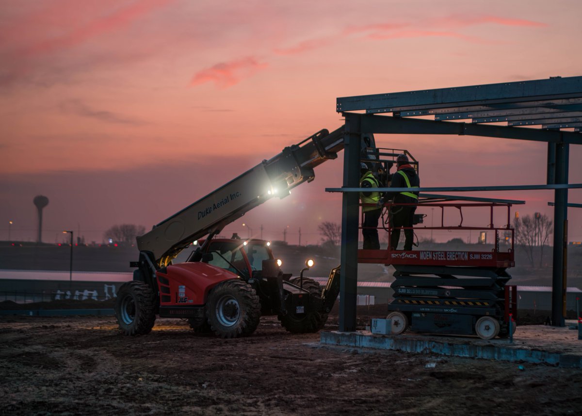 RoncoOmaha's tweet image. As the sun rises so does our project. 
The 35,000 SF facility in Gretna is taking shape with structural steel. The promise of a new day mirrors the promise of progress, as our team pushes forward. 

 #RoncoBuilt #construction #Omaha #OmahaNebraska
#Framing #MondayMotivation