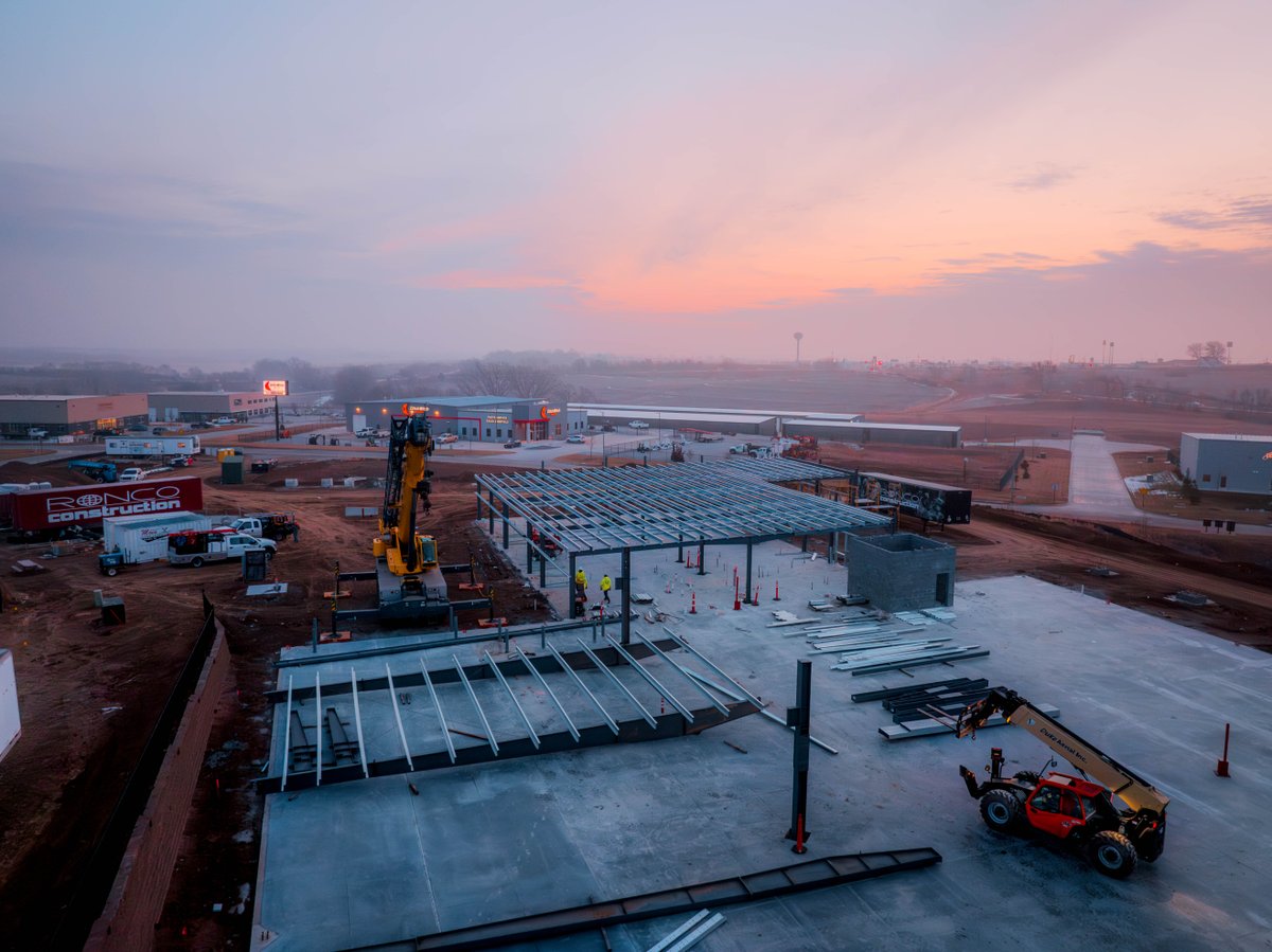 RoncoOmaha's tweet image. As the sun rises so does our project. 
The 35,000 SF facility in Gretna is taking shape with structural steel. The promise of a new day mirrors the promise of progress, as our team pushes forward. 

 #RoncoBuilt #construction #Omaha #OmahaNebraska
#Framing #MondayMotivation