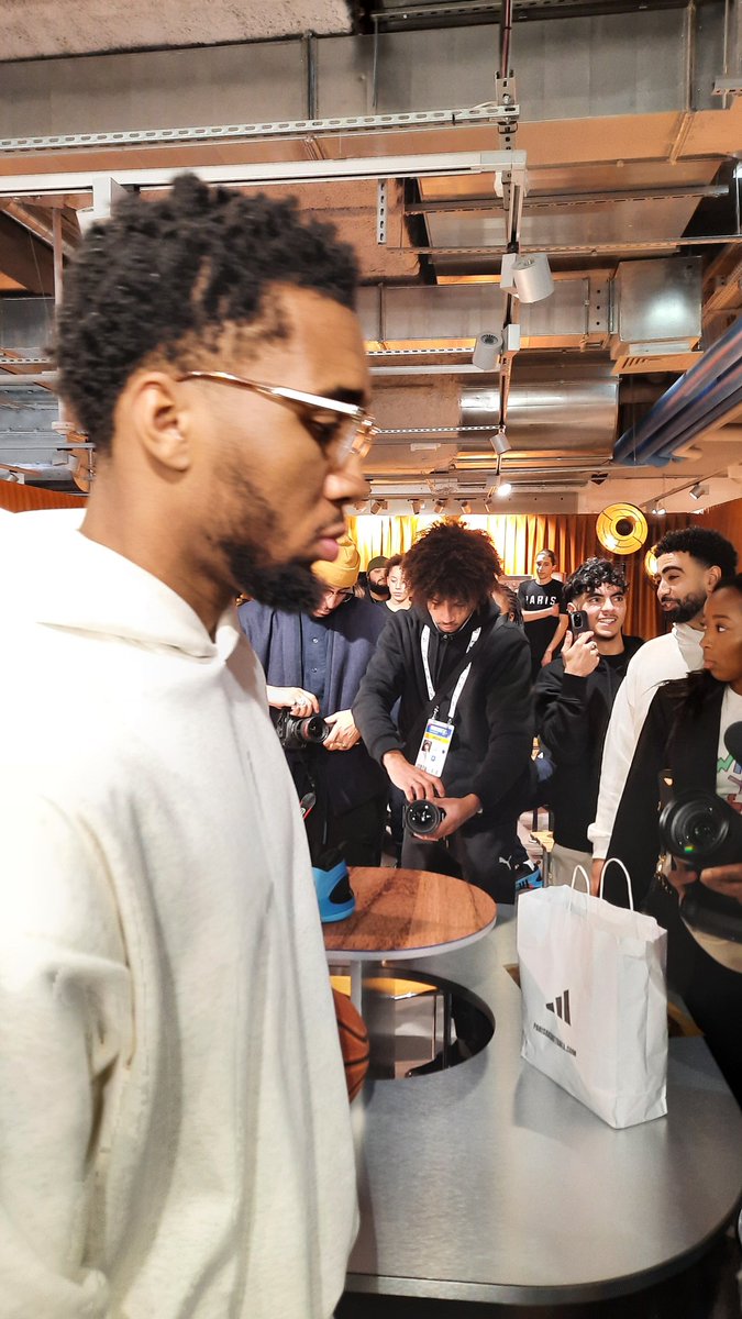 ABallNeverLies's tweet photo. Donovan Mitchell qui répond aux questions d'une trentaine de kids. Très cool 😇🕸#DonovanInParis #DONIssue5 https://t.co/cuh3LCcqp6