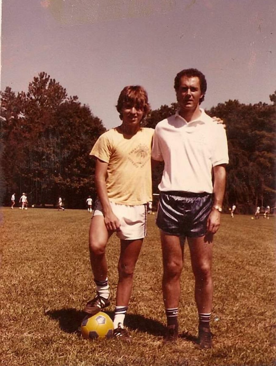 Otro de los grandes personajes del mundo del fútbol nos ha dejado. El maestro #franzbeckenbauer #germany🇩🇪 Fue un honor haberlo tenido de entrenador en ese verano. El decía que para llegar a jugar el alto nivel era necesario tener un toque de primera muy preciso. QEPD maestro
