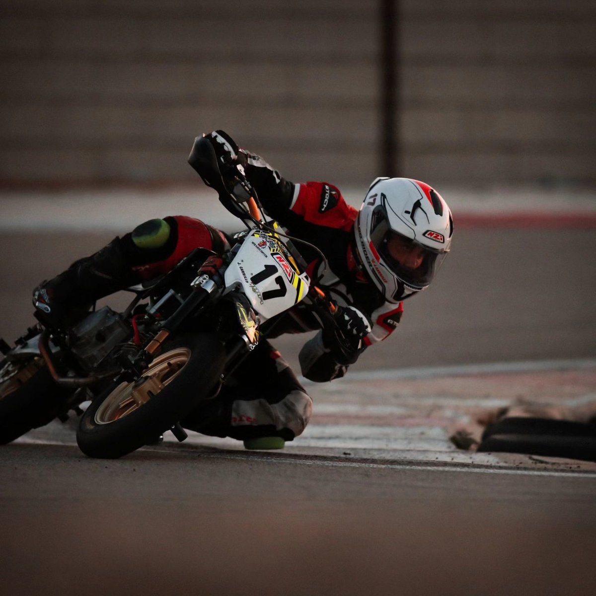 NZIHelmets's tweet photo. ¿Te portaste bien en 2023? Después de los regalos de los Reyes Magos, un poco de diversión y adrenalina a flor de piel. 🎁👑🏍🔥
El NZI Go Rider está listo para la instalación de audio y video, y así grabar de forma segura.
#nzigorider #webcam #helmetcam #cascos #helmets #racing https://t.co/1takMdtzc0