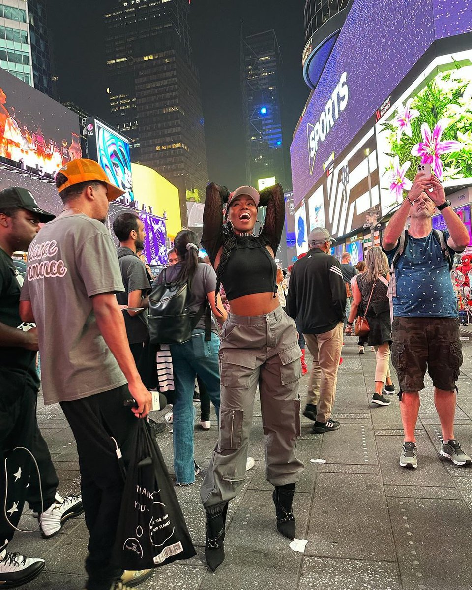 mccallkwadzo's tweet photo. Check out who's currently a New Yoker now 🥰🥰😍 📸: @mzvegh. Nighttime New Yorker daytime , Ghanaian.

Click ⬇️
📲:https://t.co/Fmp46TgcTy

#1030Album #MzVee #DestinyTour #Destiny #GoldenGlobes2024 #NewYorkForever #TBJoshua #Onana #BhimConcert23 #Stonebwoy #bbtvi #uksnow #แอมมี่TheBottomBlues #BitcoinETF #remaniement