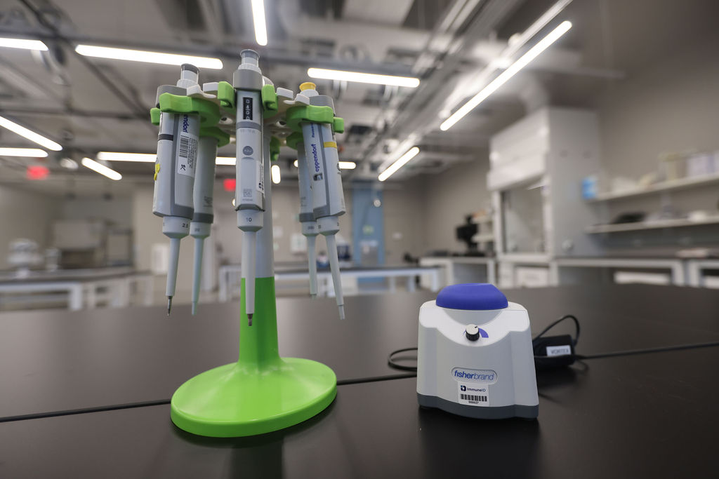 MALifeSciences's tweet photo. A great day for our ecosystem last week as #Bioversity, a @MassBio initiative, celebrated the grand opening of its first workforce training center in Dorchester. Bioversity plans to graduate 100 people from the program in 2024.

Read more: https://t.co/79uFrv4w1E https://t.co/ADf3jXm6gP