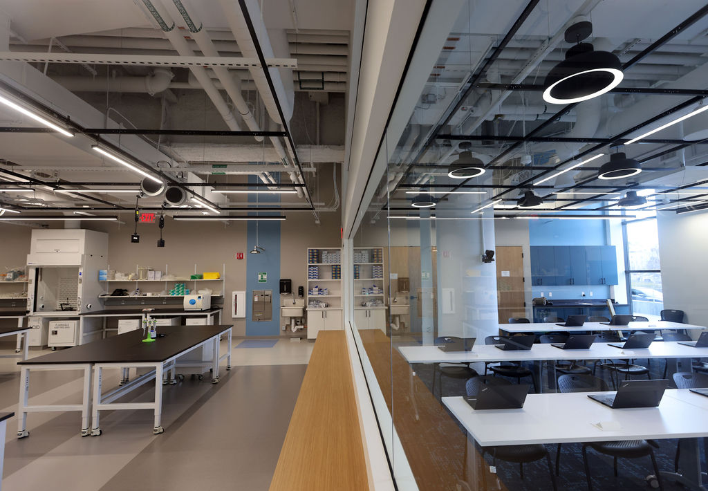 MALifeSciences's tweet photo. A great day for our ecosystem last week as #Bioversity, a @MassBio initiative, celebrated the grand opening of its first workforce training center in Dorchester. Bioversity plans to graduate 100 people from the program in 2024.

Read more: https://t.co/79uFrv4w1E https://t.co/ADf3jXm6gP