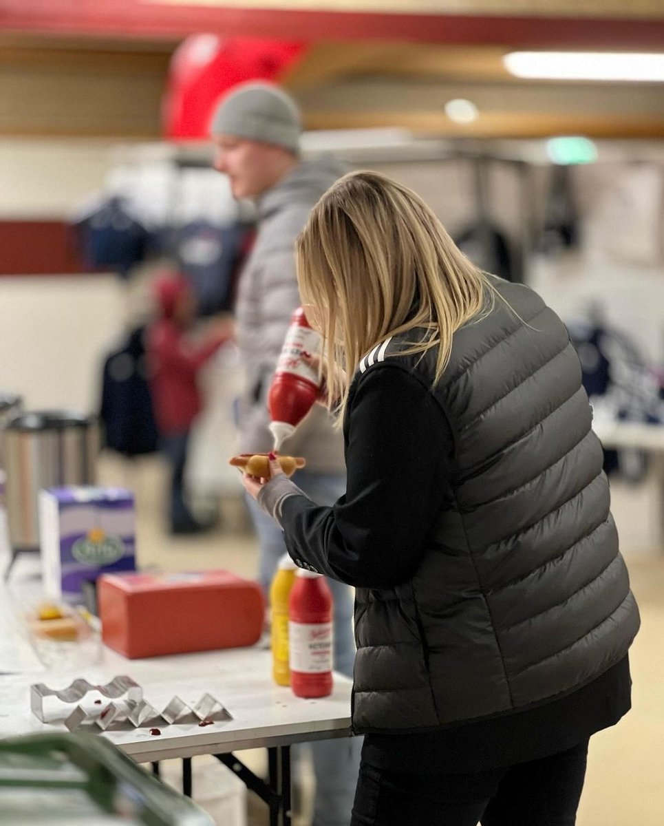 OstersIF's tweet photo. Första träningen avklarad ✅️

Tack till alla som kom till Tipshallen ikväll och välkomnade laget in till det nya fotbollsåret 🙏

🔴🔵#östersif https://t.co/3pZ3Nwz9yD