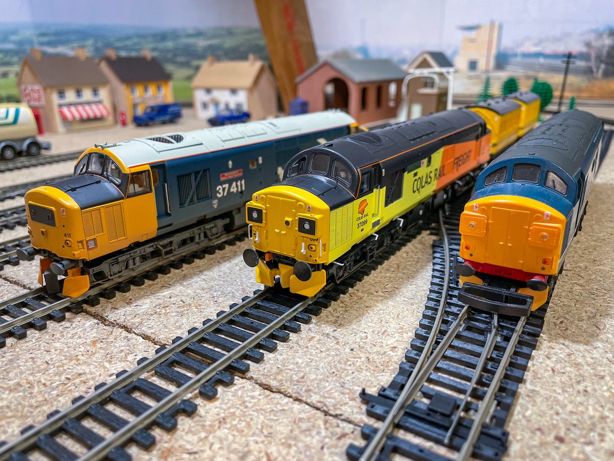 WyverLane's tweet photo. 37411 & 37012 welcome classmate 37099 “Merl Evans” to the Wyver Lane yard… 🚜🥰🔥 #SplitBoxTractor #ThirtySevenBirthday #TMRGUK https://t.co/nYxeZhBlt1