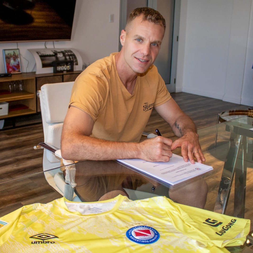 NSDAJok's tweet photo. [CUARTO REFUERZO] Diego "El Ruso" Rodríguez es nuevo arquero del Bicho. Llega libre y firma contrato hasta diciembre. https://t.co/GRqxS6FQyR
