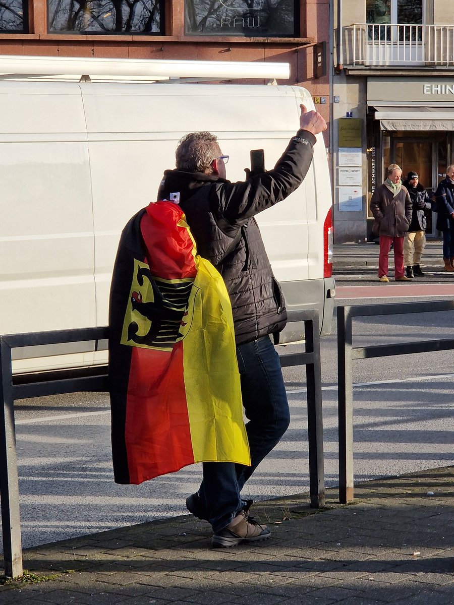 KoelnAnonymous's tweet photo. In #koeln wird der #bauernprotest  von jubelnden Menschen mit Deutschlandfahnen empfangen. Auch die unbefugte Benutzung von Dienstflaggen des Bundes wurde von den Cops geduldet #k0801 https://t.co/alBhYiIEV3