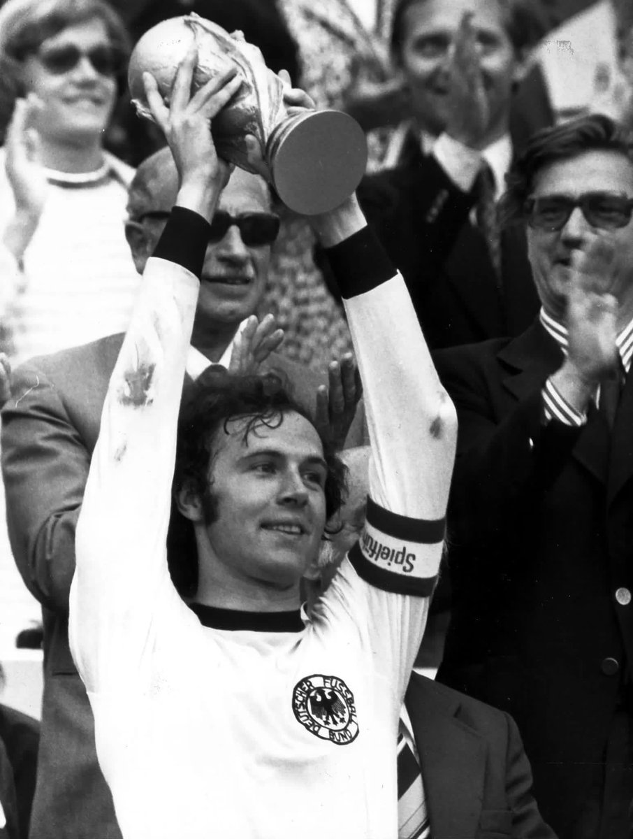 MimarTurgayErdm's tweet photo. Güle güle "Kayzer", güle güle çocukluk kahramanım. Dünyaya futbolu sevdiren büyük Franz Beckenbauer. Bu oyunu seven herkesin başı sağolsun. https://t.co/GZ6sxHykrV