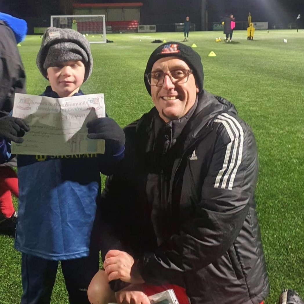 BandPCommunity's tweet photo. Well done to our certificate winners tonight. Mark and Bobby were very impressed with all players involved especially in that cold 🥶 #BowersCommunity #Basildon #MondayNightFootball #BowersFamily #UpTheBowers https://t.co/iUWHlJOdFF
