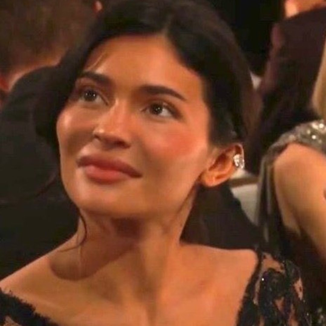 Leticiahsilv's tweet photo. Só eu percebi que a Kylie envelheceu uns 15 anos, ela parece uma senhora de 40, de todas as irmãs ela foi a que mais envelheceu https://t.co/Q1H1OopjUn