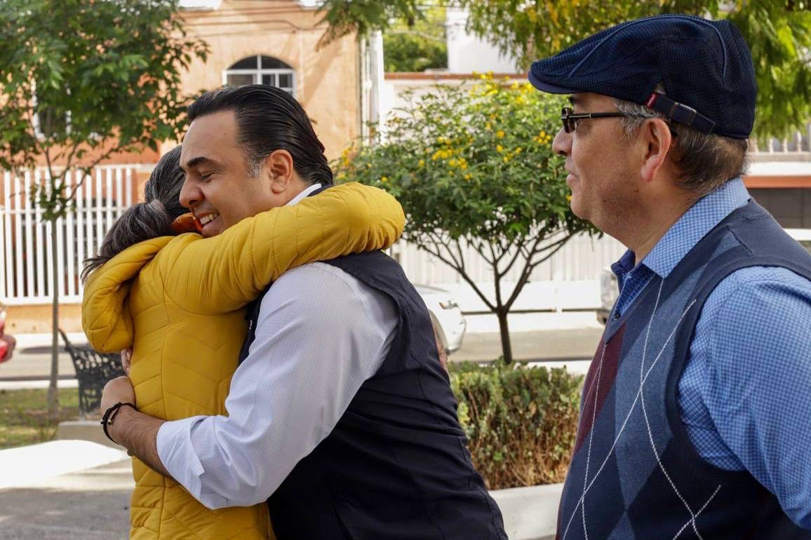 LuisBNava's tweet photo. Iniciamos el año con un propósito: cuidar más que nunca #MiQuerétaroLindo y transformar los espacios públicos. Así arrancamos el día, con las familias de la Colonia Las Plazas, supervisando la rehabilitación de su parque, que va a quedar increíble.🫰 ¡Hasta tamal nos tocó! https://t.co/dyDygN6Th7