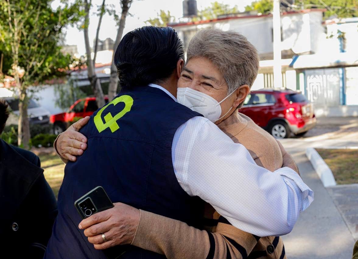 LuisBNava's tweet photo. Iniciamos el año con un propósito: cuidar más que nunca #MiQuerétaroLindo y transformar los espacios públicos. Así arrancamos el día, con las familias de la Colonia Las Plazas, supervisando la rehabilitación de su parque, que va a quedar increíble.🫰 ¡Hasta tamal nos tocó! https://t.co/dyDygN6Th7