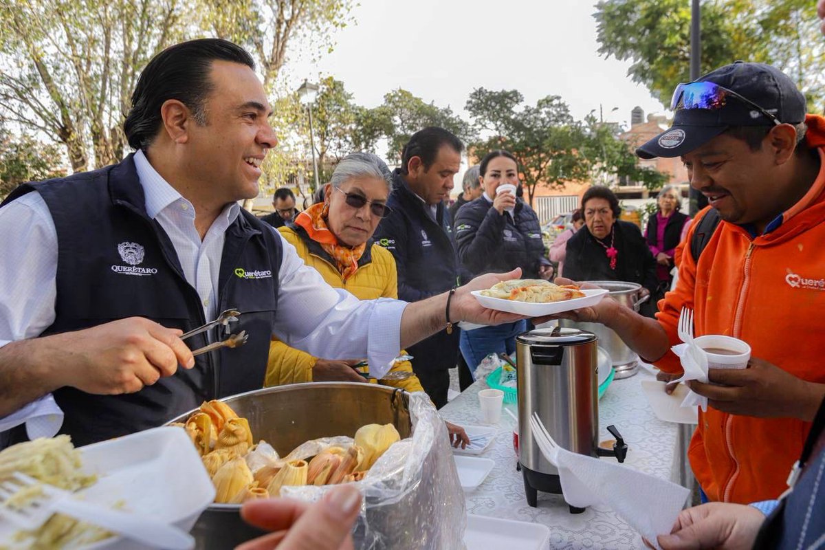 LuisBNava's tweet photo. Iniciamos el año con un propósito: cuidar más que nunca #MiQuerétaroLindo y transformar los espacios públicos. Así arrancamos el día, con las familias de la Colonia Las Plazas, supervisando la rehabilitación de su parque, que va a quedar increíble.🫰 ¡Hasta tamal nos tocó! https://t.co/dyDygN6Th7