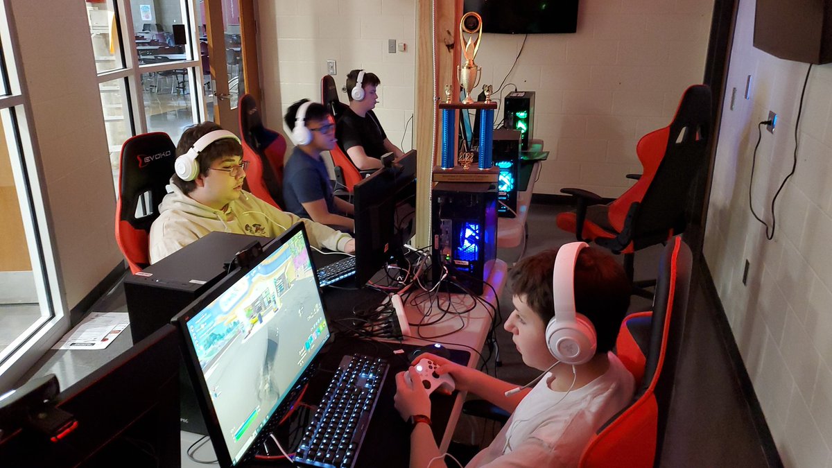 IHHSEsports's tweet photo. Spring season has begun! Passionate students came in on their day off to compete in Fortnite! #IHPromise https://t.co/AeMoYZA4TH