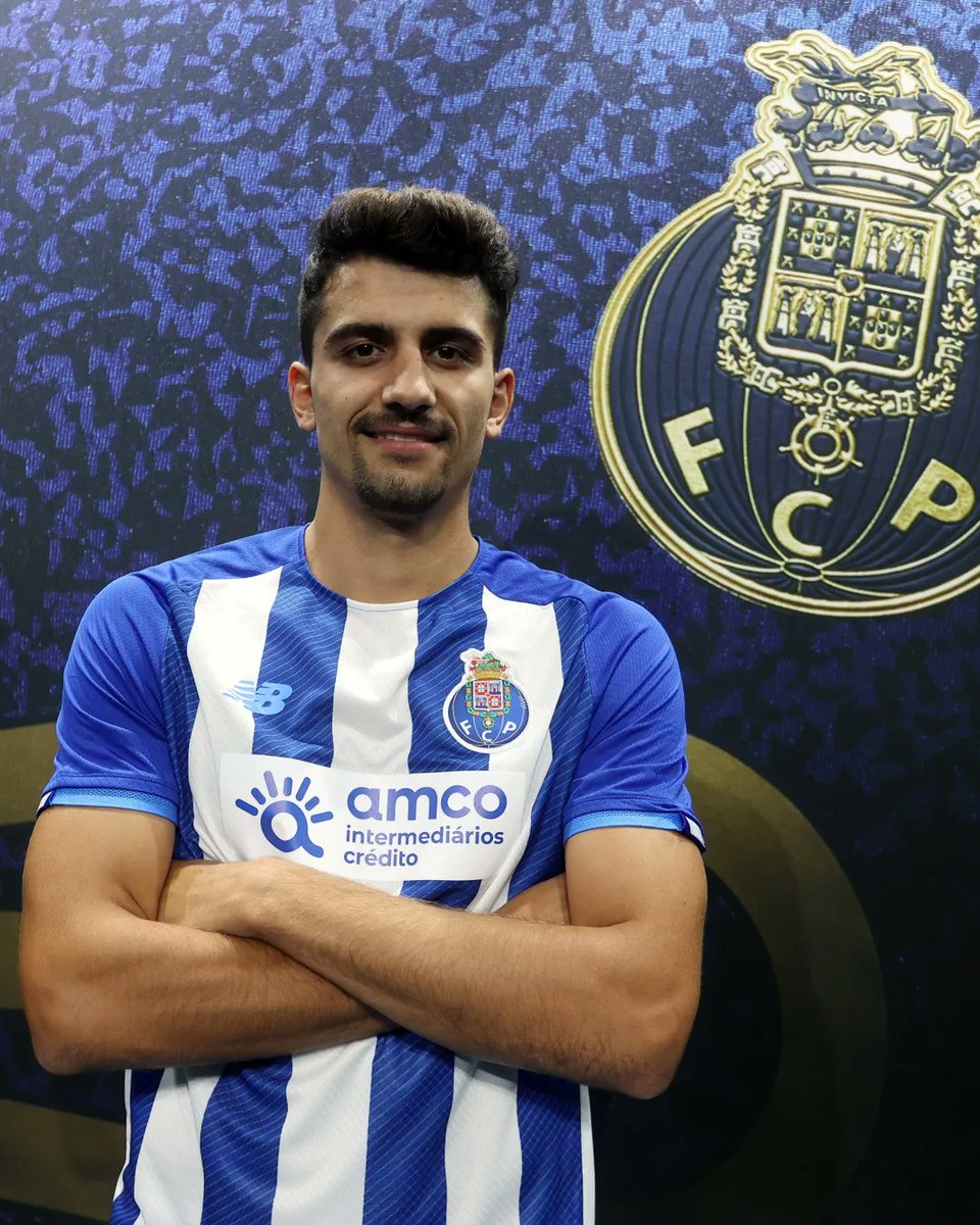 ❗️CURIOSIDADE: A dupla de centrais do FC Porto B custou muito mais do que os centrais da equipa principal. 

David Carmo (20,28M€) + Romain Correia (11,5M€) = 31,78M€

Pepe (custo zero) + Fábio Cardoso (2,20M€) = 2,20M€

O que tens a dizer sobre isto? 😬🫣