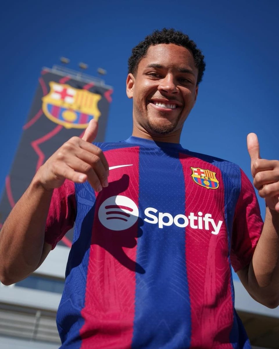 Newfoot_fr's tweet photo. En accord depuis plusieurs mois avec le FC Barcelone, Vitor Roque 🇧🇷 (18 ans) est enfin arrivé dans le club catalan.

En provenance de l'Ath. Paranaense, il arrive pour environ 40M€ et signe jusqu'en 2031 au Barca

Sa saison 22/23 : 21 buts et 8 passes décisives en 45 matchs https://t.co/dyt7iCXhhs