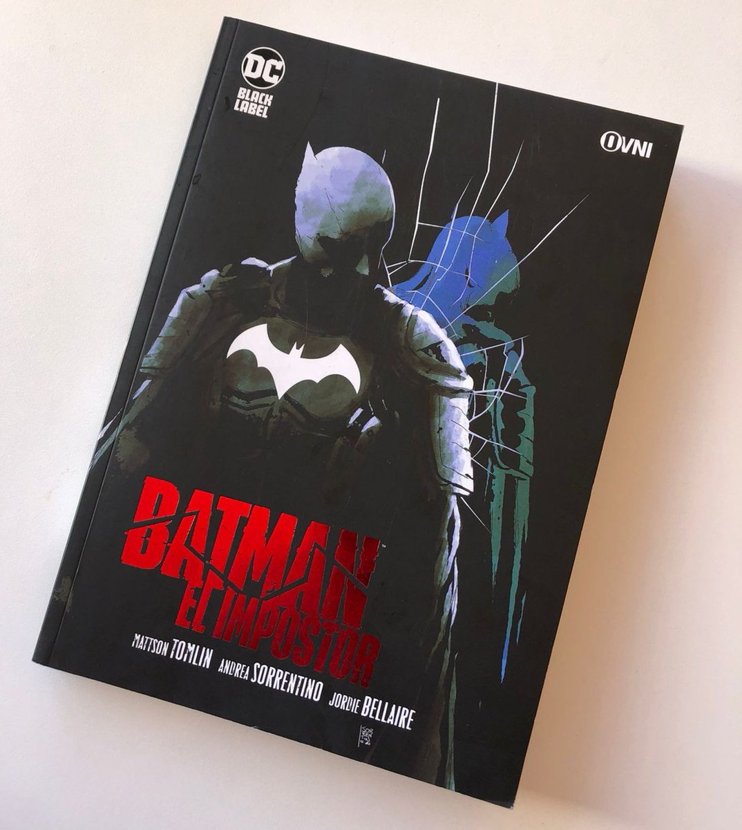 rosh263's tweet photo. Título:BATMAN EL IMPOSTOR 
Autor: @mattsontomlin,@And_Sorrentino
Una historia refrescante para el personaje,que se ve realista e impactante,un Batman y Bruce Wayne bien equilibrados,visualmente es hermoso.
Dibujo:10/10
Historia:10/10
Calificación:Para leerlo con una sola mano👑 https://t.co/I8kVBpZ1bQ