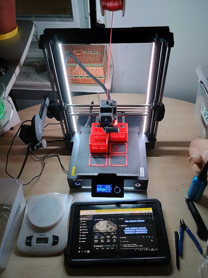 Medvjed's tweet image. Kouzlo 3d tiskáren založených na systému #klipper3d je  v tom, že je můžete snadno ovládat pomocí prohlížeče. Třeba naši milovanou @PWS400. Válel se mi tady nevyužívaný 2v1 tablet/mininotebook, tak jsem z něj udělal přenosný ovládací panel hned na 3 tiskárny najednou.