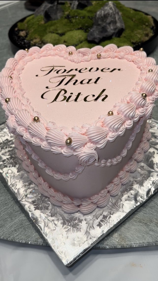 treasnicole_'s tweet photo. Pink birthday card, this is for me to you!💓 https://t.co/hTWB7yppVB