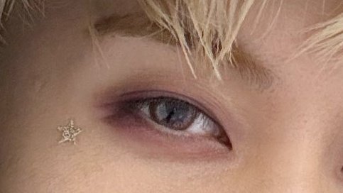 anythingforlmk's tweet photo. Mark's eye makeup details 

So beautiful https://t.co/d4sKpqUTMo