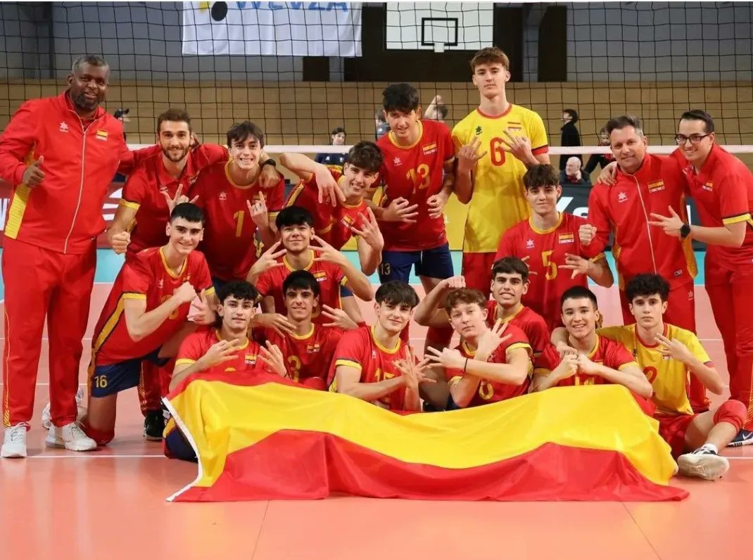 cvemevelugo's tweet photo. 🏐🇪🇦
@s nos@s #loitadorxs brillan en Europa‼️
Samuel Barrasa e Os #MiniRedLynxes logran a terceira posición e medalla de bronce 🥉 no WEBZA Sub18
Zoi Mavrommatis e Blanca Jiménez cas #MiniLeonas finalizan o WEVZA Sub20 como flamantes SUBCAMPIOAS 🥈 nunha Final de infarto
⬇️ https://t.co/WuTQut1oHW