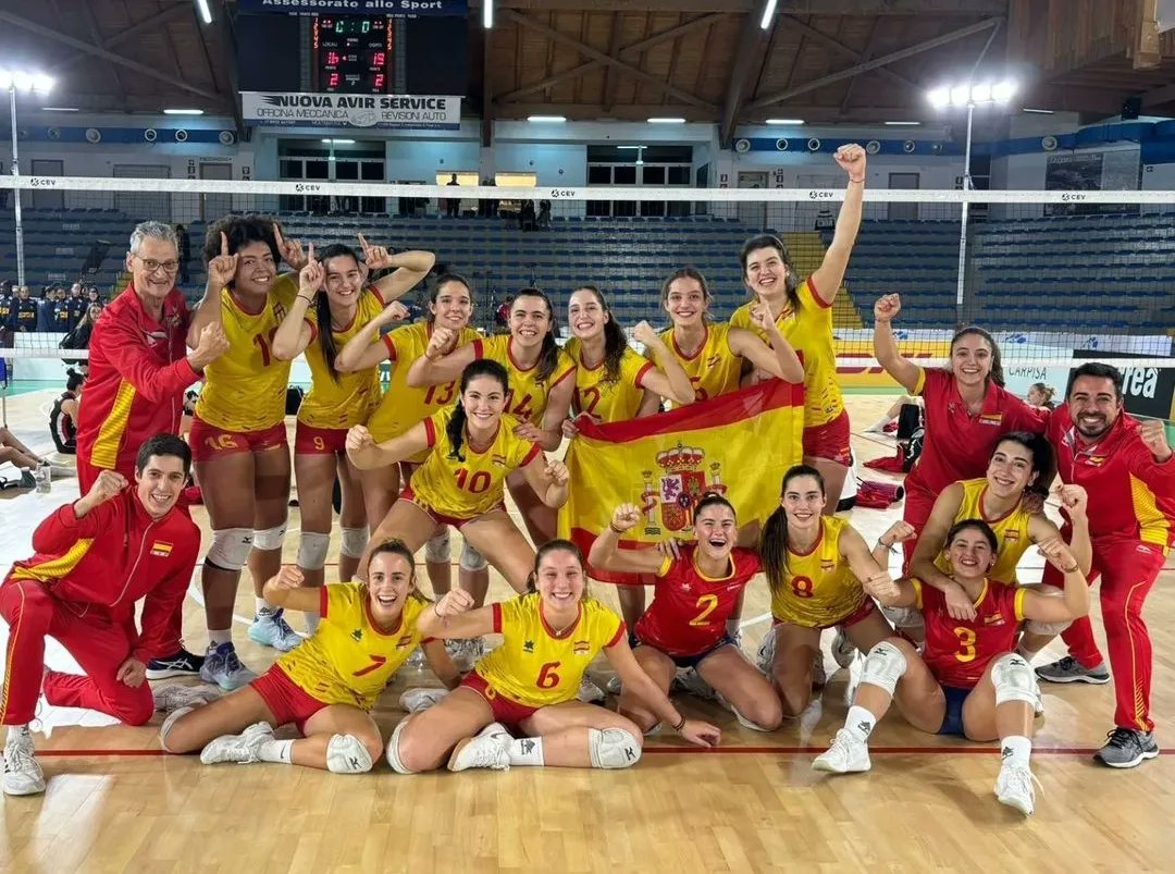 cvemevelugo's tweet photo. 🏐🇪🇦
@s nos@s #loitadorxs brillan en Europa‼️
Samuel Barrasa e Os #MiniRedLynxes logran a terceira posición e medalla de bronce 🥉 no WEBZA Sub18
Zoi Mavrommatis e Blanca Jiménez cas #MiniLeonas finalizan o WEVZA Sub20 como flamantes SUBCAMPIOAS 🥈 nunha Final de infarto
⬇️ https://t.co/WuTQut1oHW