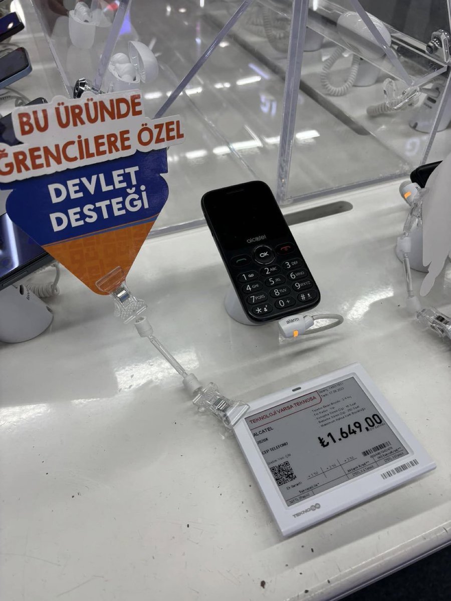 solcugazete's tweet photo. Öğrencilere özel devlet desteğiyle satılan telefon sosyal medyada gündem oldu. https://t.co/btxoDWBepZ