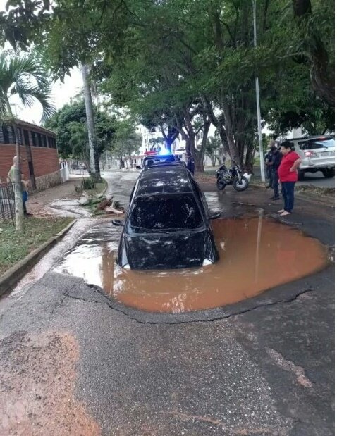En Valencia. Estado Carabobo

Hoy lunes un carro cayó en un enorme hueco de la av Orinoco en Valles de Camoruco al norte de la  ciudad de Valencia 

#valencia #carabobo #Venezuela #realidades #Actualidad #enestemomento #endesarrollo