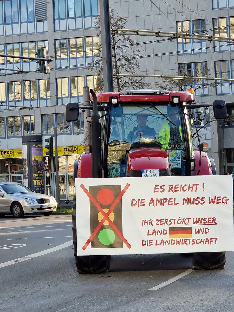 KoelnAnonymous's tweet photo. #bauernprotest in #koeln mit einem faden Beigeschmack, wenn man sich die Bilder anschaut #k0801 
#umsturzpläne werden von den extrem Rechten mit Deutschlandfahnen bejubelt, weil es der kleinste gemeinsame Nenner ist https://t.co/oBKXVDpxtJ