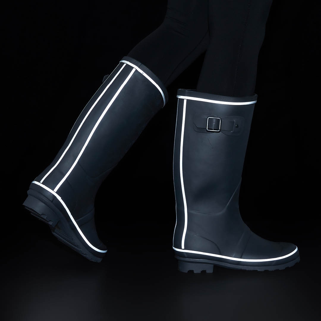 As darker nights are still upon us, make sure you’re staying seen on your dog walks in these wonderful wellies. With reflective strips to keep you shining on: swipe to see the glow! Shop now: ow.ly/7Wa950QoKZT