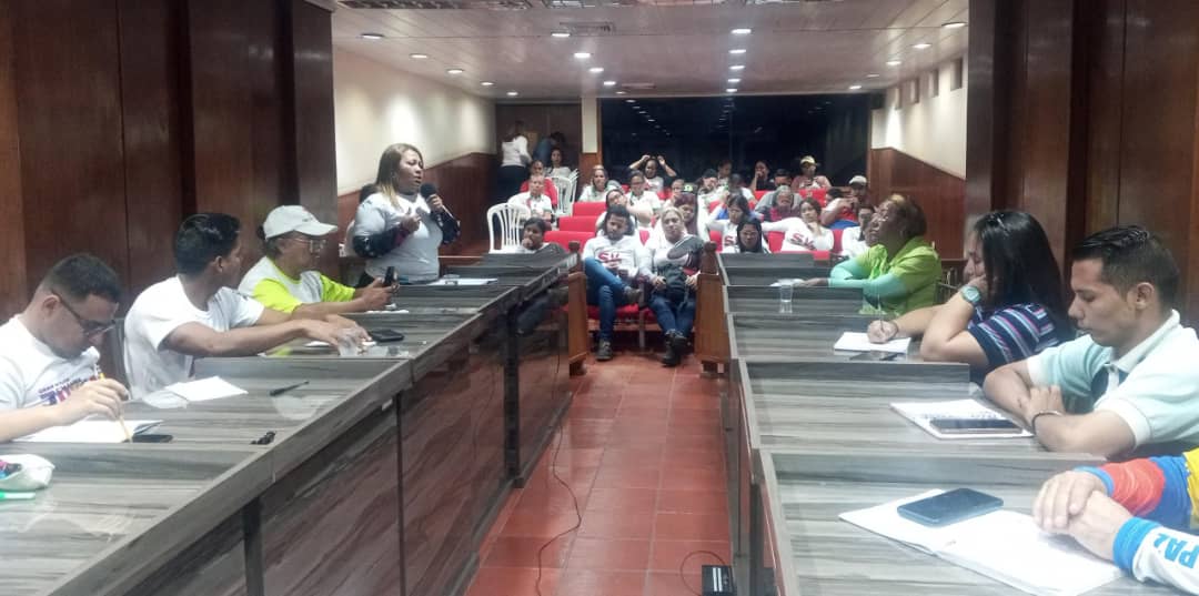 En el municipio Caroní se desarrolló la 1era reunión del año 24 dirigida por Edwin Ramos Secretario General del MSVG y SMYGM participando la Coord. municipal de la Misión Robinson Sonnymar Gómez.
#SifontesSeAcercaAlPanteón
<a href="/NicolasMaduro/">Nicolás Maduro</a>
<a href="/Sociabolivarian/">Lilian Oropeza</a> <a href="/_LaAvanzadora/">Yelitze Santaella</a>