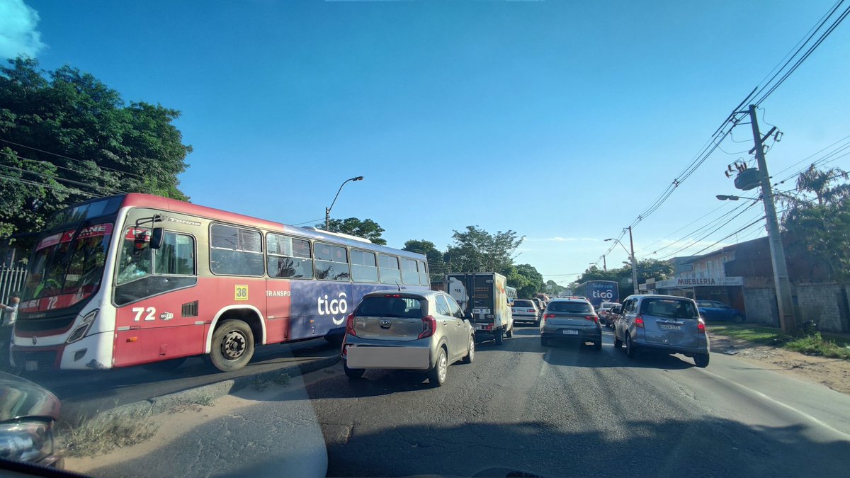 AkaTrapo's tweet photo. MULTA MULTA!!! Todos los días un camión/colectivo trabca la Avda. Defensores del Chaco. HARTA. Multa directo por obstrucción del tránsito. La multa obliga a mantener el transporte en buen estado. MULTA A LOS CAMIONES/COLECTIVOS AVERIADOS EN AVENIDAS PRINCIPALES @ABCDigital https://t.co/40K8MOddcH