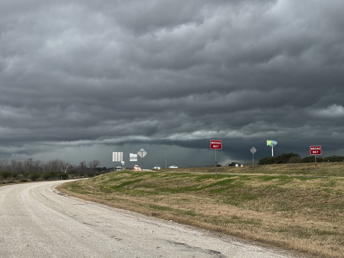 Pulled off of I-10 and am facing the cell over Schulenburg. #txwx