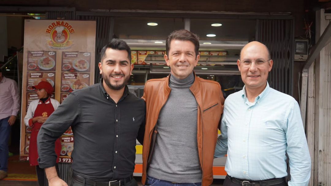 ACCION_Ecuador's tweet photo. Estuvimos con nuestros buenos amigos del movimiento @RetoEc como @edusanchezec  @johnvinueza @AukiTituanaEC conversando sobre el futuro de nuestro país. @oswaldocoronelp @fabcoronel @panchojimenezs
 #AcciónEcuador https://t.co/nJuD6prnGd
